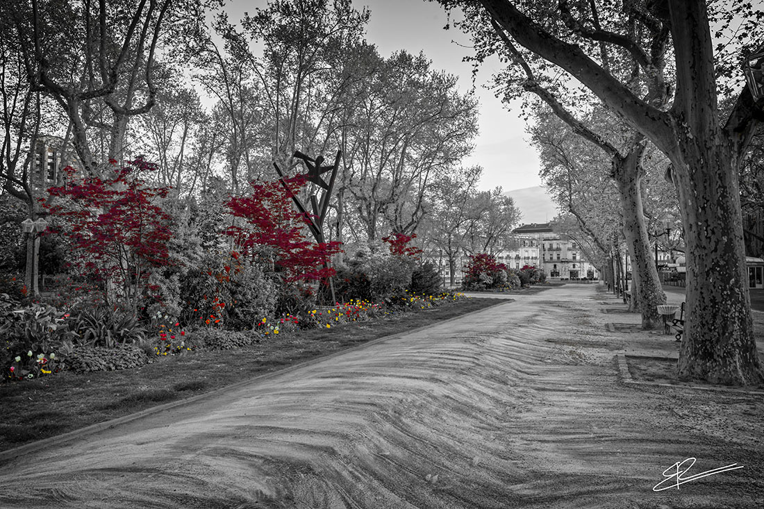 L'esplanade se la joue "jardin zen" mais aucun moine à l'horizon...